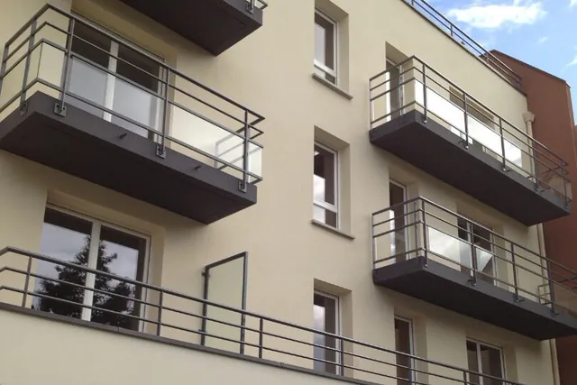 Façade et balcons d’une résidence récente