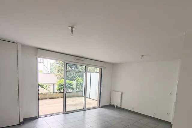 Séjour ouvert sur une terrasse